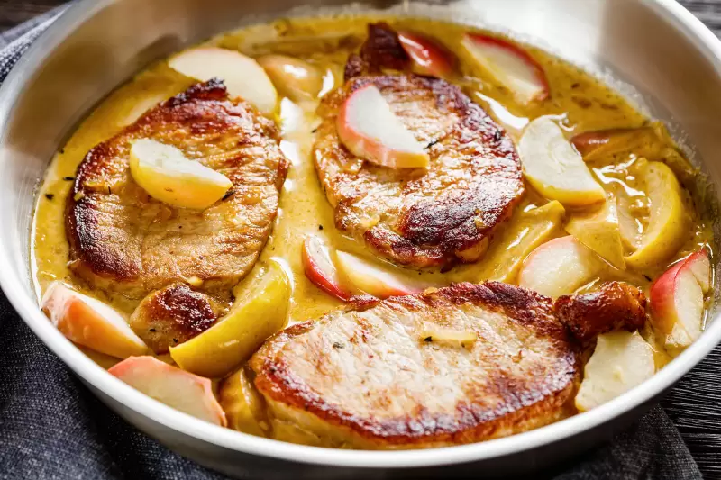 Côtes de porc aux pommes et cidre Nos recettes Grutto